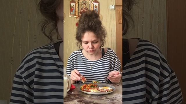 Мукбанг-обед:суп ,яичница с колбасой , молоко смотреть онлайн