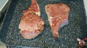 Стейк из свиной корейки на сковороде.