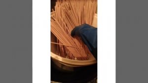 Подготовка бумажной лозы для плетения.