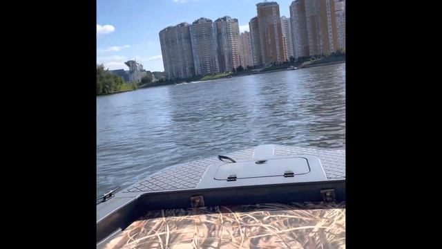 Swimmer 370 XL на волнах до 1 метра смотреть онлайн