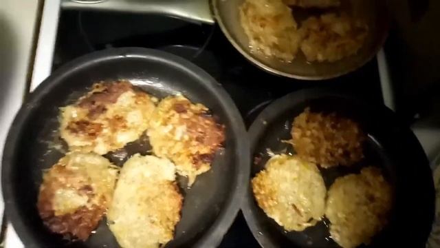 Драники с куриным фаршем. Недорого,сытно и вкусно.Готовить можно всей семьёй! смотреть онлайн