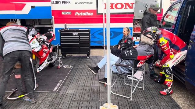 John McGuinness Honda CBR 1000RR Darley Moor Road Racing Circuit 7/10/2023 смотреть онлайн