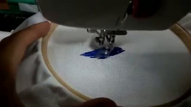 JUKI HZL-353ZR-A 家用縫紉機使用手作刺繡筐搭配自由曲線。 смотреть онлайн