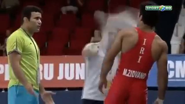 Greco-Roman wrestler's insane 'flying squirrel' takedown смотреть онлайн