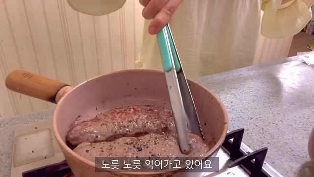 ENG) 자취 브이로그 ?통통한 낙지 볶음에 날치알 주먹밥 ?벌써 크리스마스 준비하는 일상 ( 무드문, 언박싱, 장보기, 밀푀유나베, 햄버거, 스테이크, 봉골레 파스타, 닭갈비 смотреть онлайн