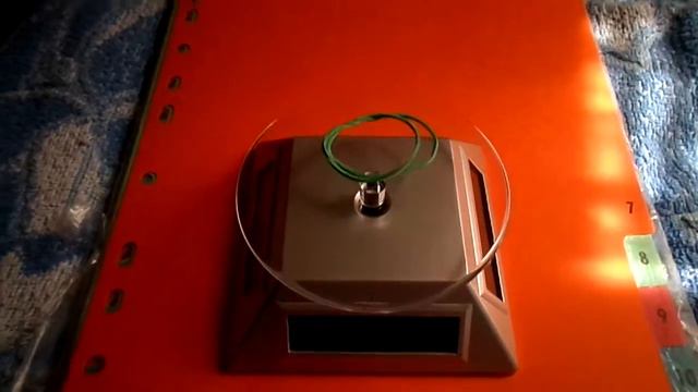 Вращающаяся Подставка под Ювелирные Изделия на Солнечной Батарее смотреть онлайн