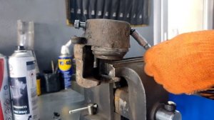 Как достать сильно заржавевший поршень с суппорта