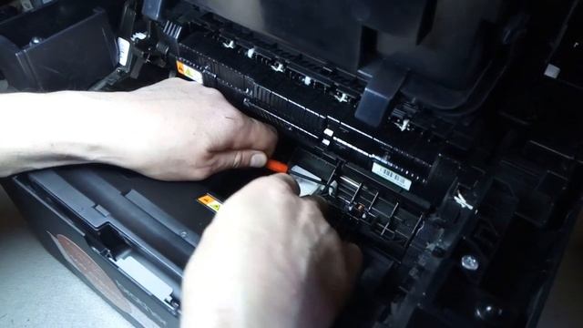 Как быстро почистить ролик захвата бумаги Brother DCP-1602R смотреть онлайн
