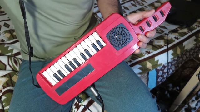 Venec is a Soviet USSR children's analog synthesizer keytar. смотреть онлайн