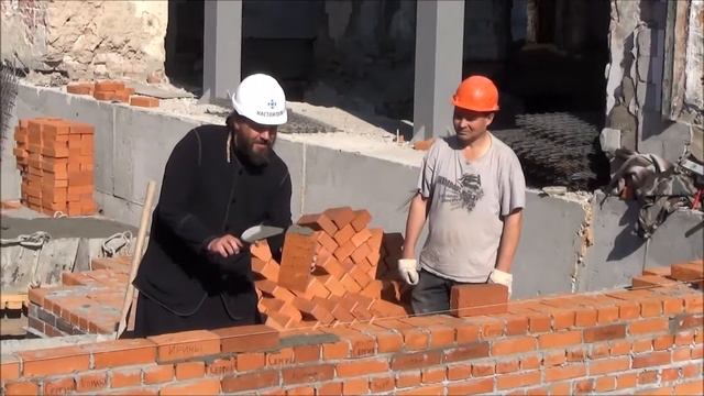Настоятель Успенского Собора положил кирпичи в основание колокольни смотреть онлайн