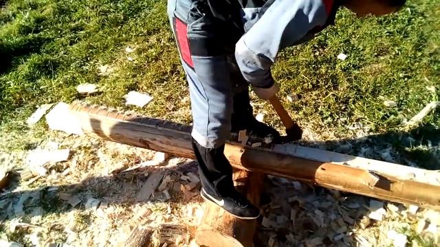 Рубка сруба в "лапу". Работа теслом. смотреть онлайн