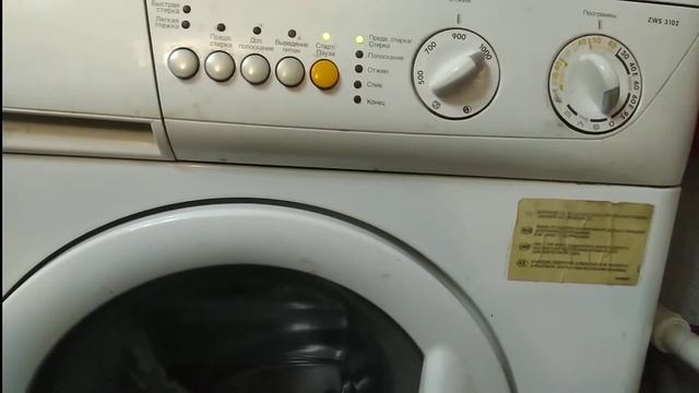 Стиральная машина Zanussi.