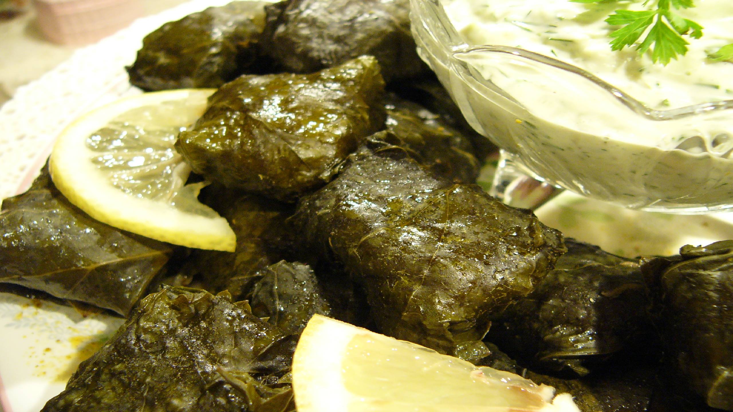 Готовим Долму в виноградных листьях с чесночным соусом. смотреть онлайн