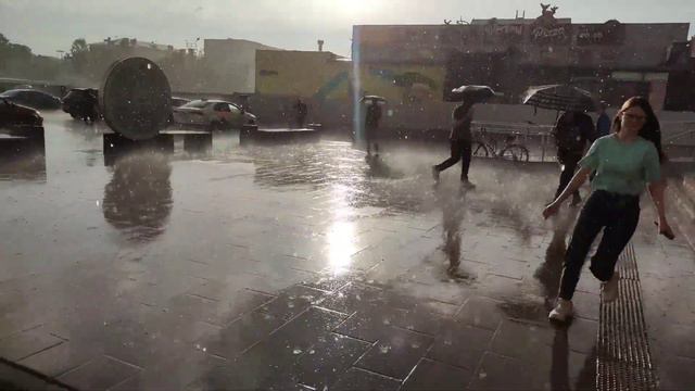Сильный ливень, гроза, Москва, 2 июня 2022. смотреть онлайн