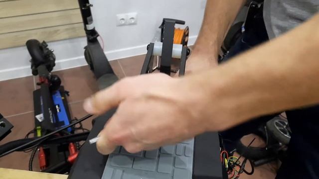 срываем резьбу болта на Kugoo M4 Pro смотреть онлайн