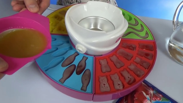 Желейные мишки червяки и рыбки делаем на Гамми Мэйкер Gummy Bears worms and fish смотреть онлайн