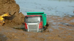 Самосвал Scania провалился в глубокую лужу