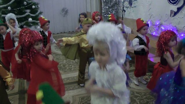 Игра на новогоднем утреннике 2014 в средней группе.Раз,два,три,четыре,пять можем снова поиграть. смотреть онлайн