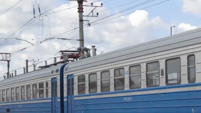 Электропоезд ЭР9М-514 с приветливым машинистом проследует станцию смотреть онлайн