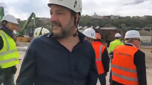 MATTEO SALVINI VISITA LA "ZONA ROSSA" SOTTO IL PONTE MORANDI (PARTE 2, 06.04.2019) смотреть онлайн