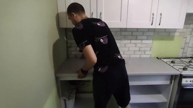 Недорогая кухня своими руками. Часть 2 (установка кухни) смотреть онлайн