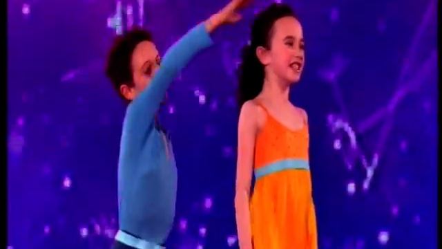 Taylor & Elliott Dancing to "Just The Way You Are." смотреть онлайн