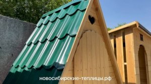 Дачный туалет с большой двухскатной крышей