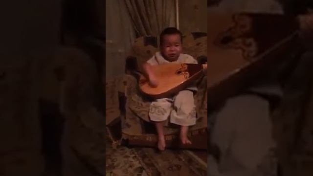 Двух летний казах играет на думбыре и поет. смотреть онлайн