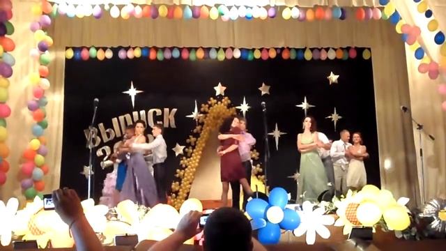 Вальс выпускников 2012 Кольчугинской школы смотреть онлайн