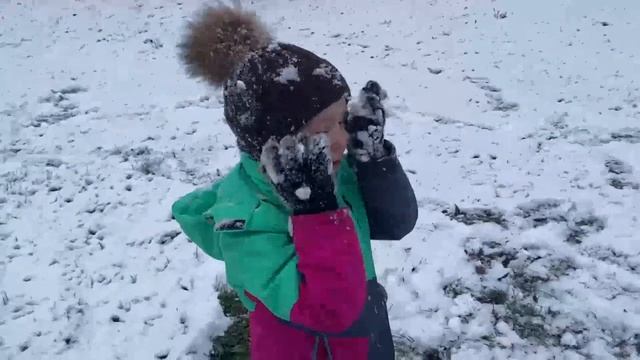 ЗИМНЯЯ СКАЗКА В ОКТЯБРЕ! Пенни впервые видит снег! смотреть онлайн