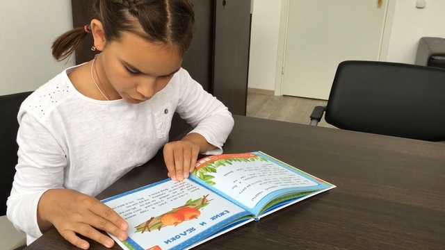 Обзор «Синяя книга сказок. Я читаю по слогам. Складываю буквы в слоги, а слоги - в слова» смотреть онлайн