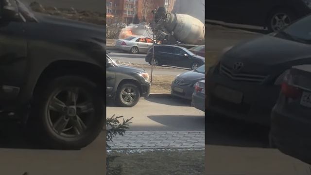 На Авиаторов сгорел Мерседес смотреть онлайн