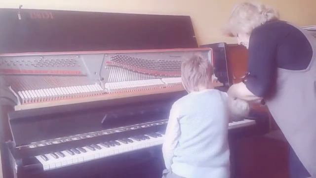 Первый урок фортепиано Тимоши смотреть онлайн