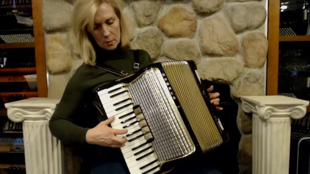 2897 - Black Gold Hohner Concerto III Piano Accordion LMM 34 72 $1199 смотреть онлайн