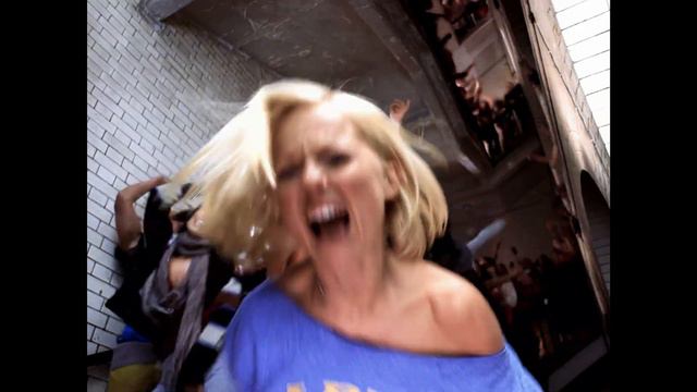 Geri Halliwell - It's Raining Men (4K remaster) смотреть онлайн