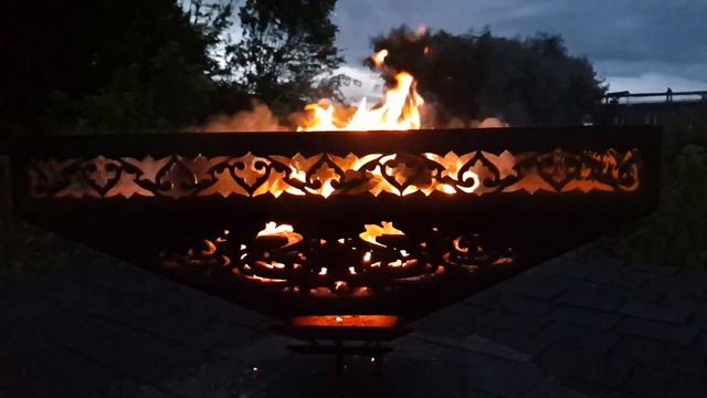 Костровая чаша Винтаж вечером замедленная съёмка смотреть онлайн