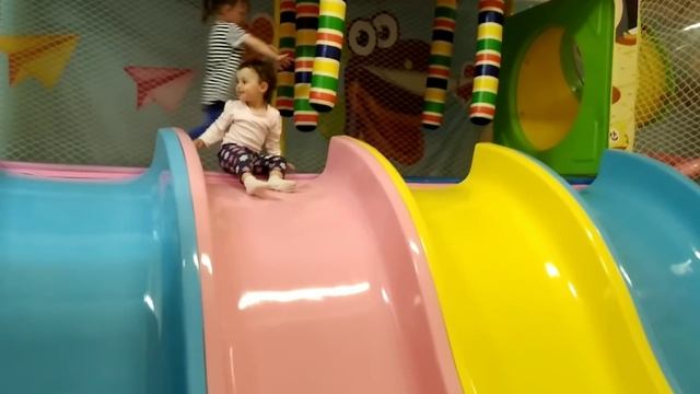 Соня играет. ДЕТСКАЯ ПЛОЩАДКА-КОМНОТА.Дети играют и веселяться.ДЕТСКОЕ РАЗВЛЕЧЕНИЕ.0+ смотреть онлайн
