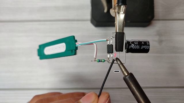 Simple 12 volt LED Flasher Circuit смотреть онлайн