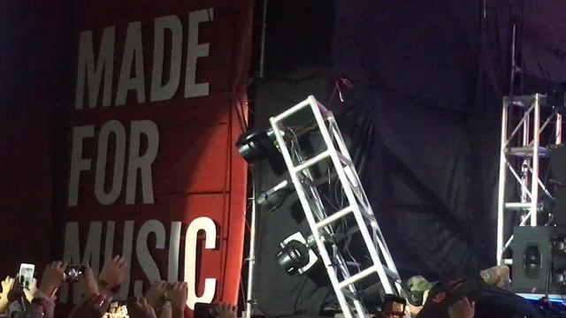 Brandon Flowers Falls Off Stage While Singing Runaways (Asuncionico 2018)