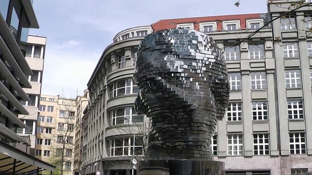 Прага. Арт-скульптура Давида Черни - Голова писателя Франца Кафки. смотреть онлайн