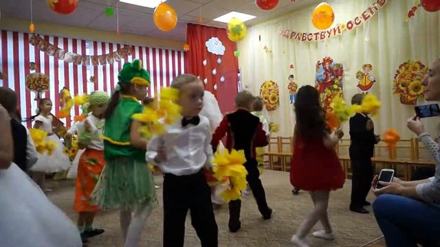 Осенний танец Вход Листик Листопад смотреть онлайн