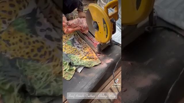Хороший способ резки крупных костей. Beef bond cutter in the cheapest way… смотреть онлайн