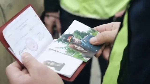 Дочка генерала заставляет сотрудников полиции мыть номера машины смотреть онлайн