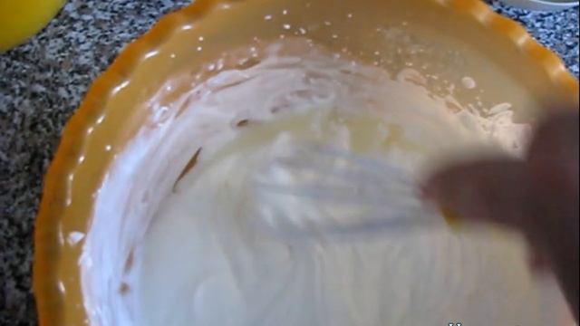 МЕДОВИК бисквитный. Шоколадно-МЕДОВАЯ ГЛАЗУРЬ. Как ровно разделить корж ниткой. смотреть онлайн