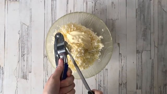 Еврейская закуска из сыра с чесноком и яиц ? Простая сырная чесночная намазка на хлеб смотреть онлайн