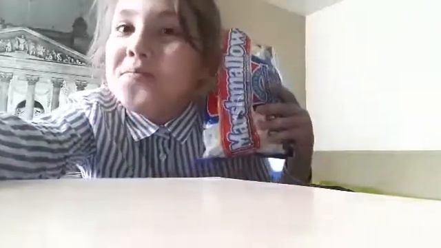 Пробую разнообразные сладости смотреть онлайн