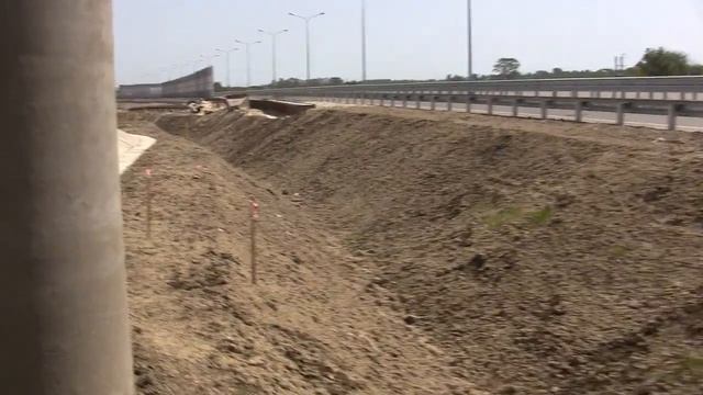 Эстакада над автоподходом к керченскому мосту.Под эстакадой-север. смотреть онлайн