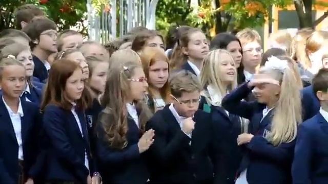 Парень молодец, а девчонки не дают ему самовыражаться смотреть онлайн