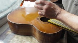 Покрытие кистью верхней деки и верхней обечайки гитары лаком(видео №932).