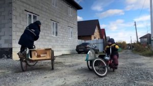 Велосипед с боковым прицепом и детский велобайк